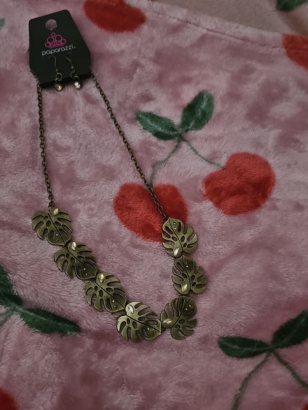 paparazzi Antiqued Gold Monstera Leaf Necklace